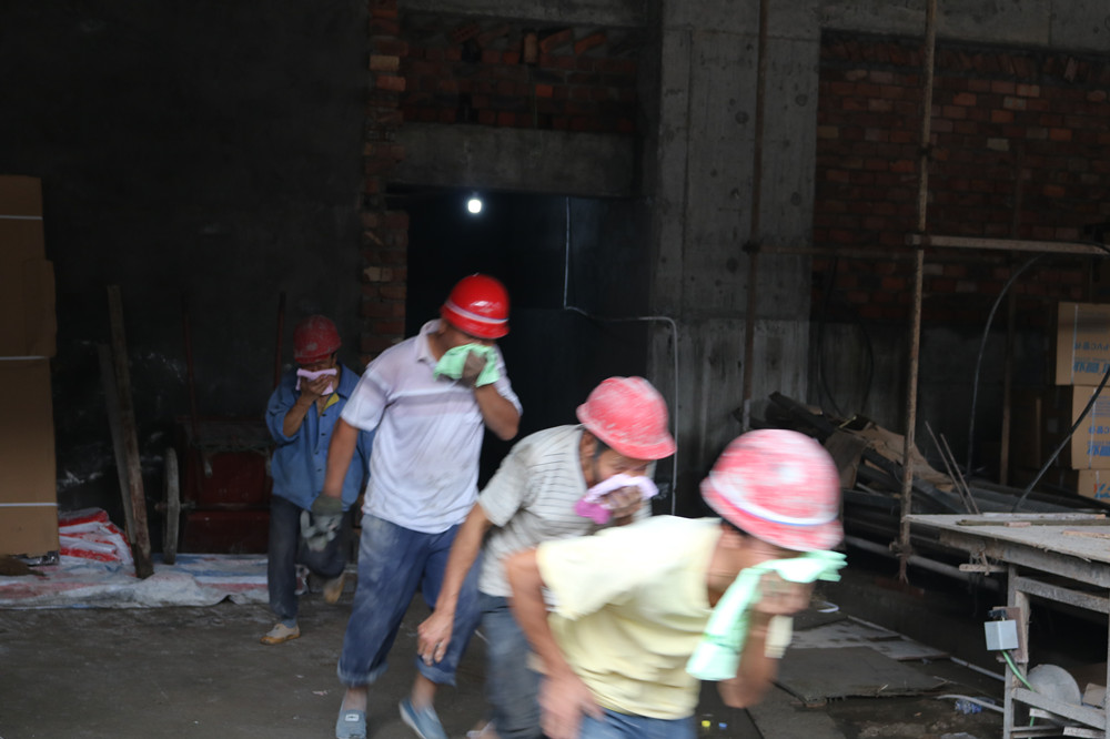 福建易順建筑工程有限公司“東升商城”工程2017年度《安全生產月》消防、救援應急演練