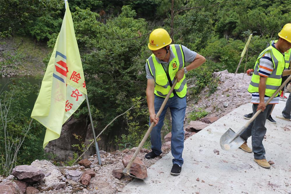 福建晉恒建設(shè)工程有限公司前往錢園橋大隊(duì)塹上村搶險救災(zāi)