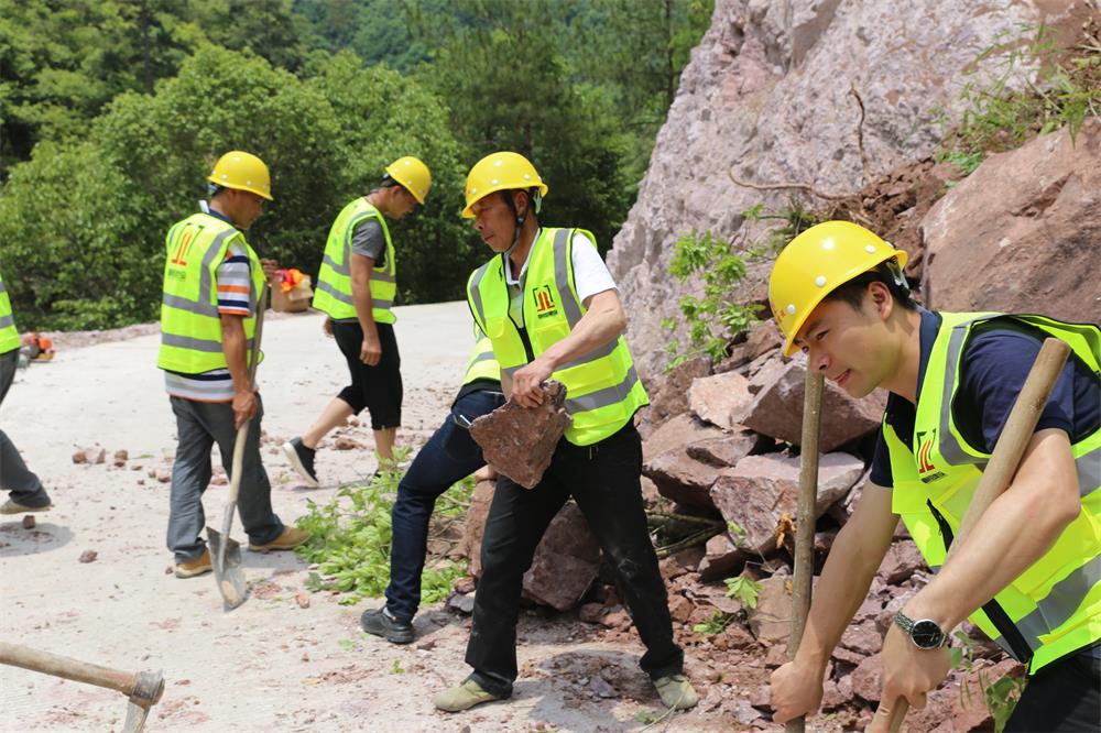 福建晉恒建設(shè)工程有限公司前往錢園橋大隊(duì)塹上村搶險救災(zāi)