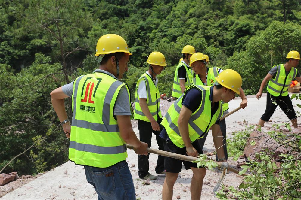 福建晉恒建設(shè)工程有限公司前往錢園橋大隊(duì)塹上村搶險救災(zāi)