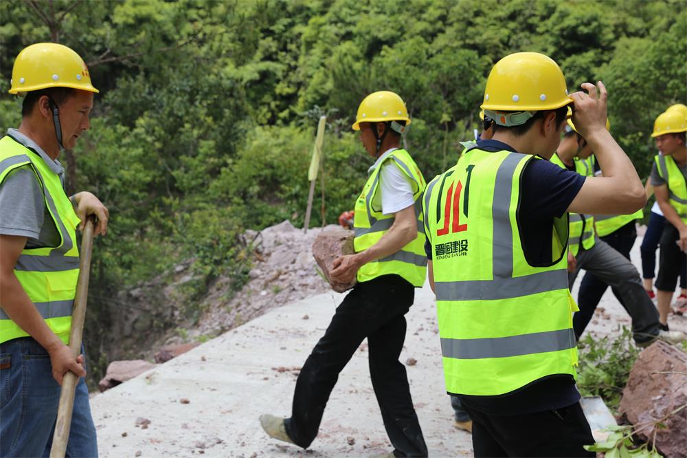 福建晉恒建設(shè)工程有限公司前往錢園橋大隊(duì)塹上村搶險救災(zāi)