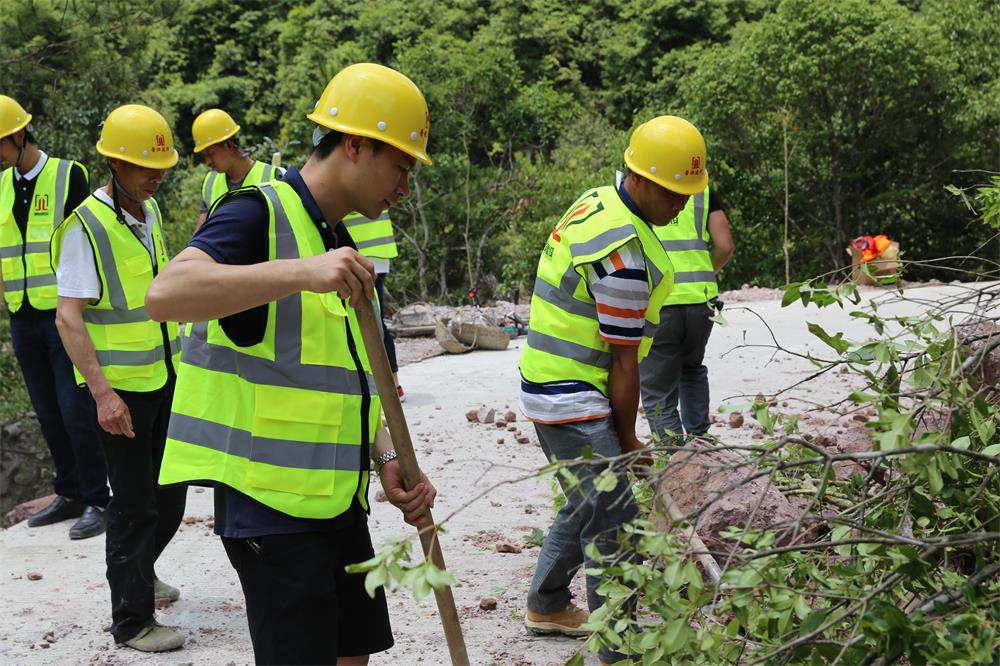 福建晉恒建設(shè)工程有限公司前往錢園橋大隊(duì)塹上村搶險救災(zāi)