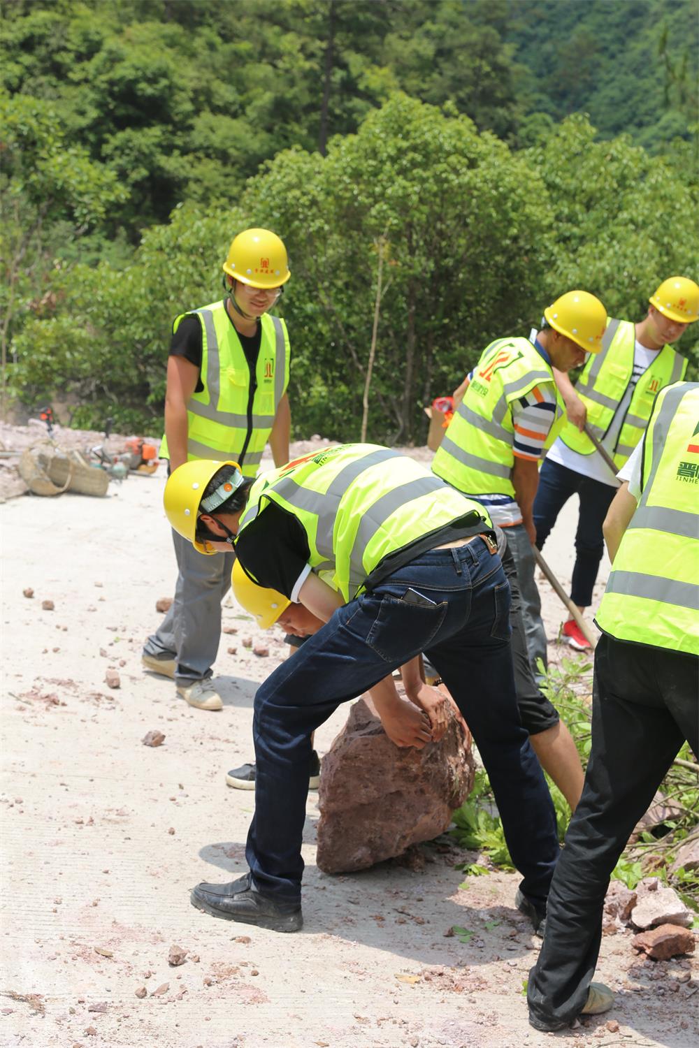 福建晉恒建設(shè)工程有限公司前往錢園橋大隊(duì)塹上村搶險救災(zāi)