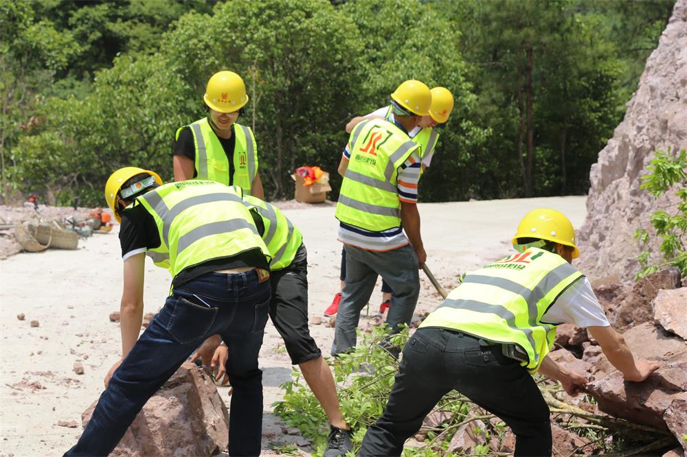 福建晉恒建設(shè)工程有限公司前往錢園橋大隊(duì)塹上村搶險救災(zāi)
