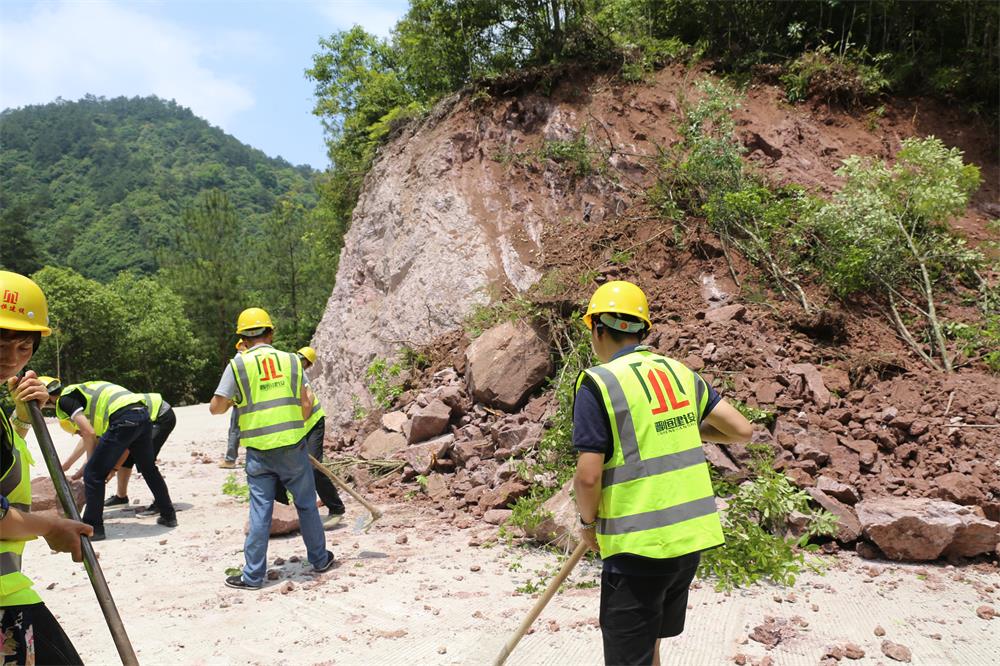 福建晉恒建設(shè)工程有限公司前往錢園橋大隊(duì)塹上村搶險救災(zāi)