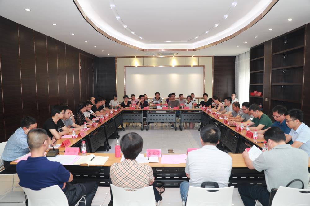 由（縣委常委、政法委書記）官雄主持、黃美萍（縣委書記）蘇建旗（縣長）參加“村企結(jié)對、真情幫扶”簽約授牌儀式、
