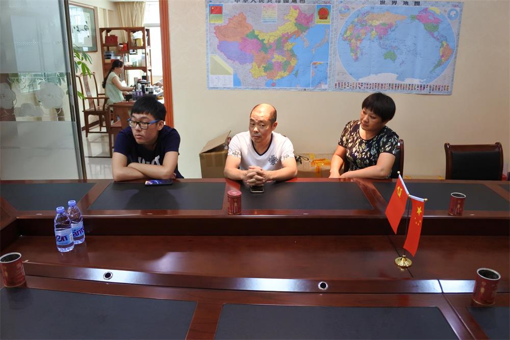 知識改變?nèi)说拿\(yùn)，公司職工子女考上大學(xué) 單位頒發(fā)助學(xué)金