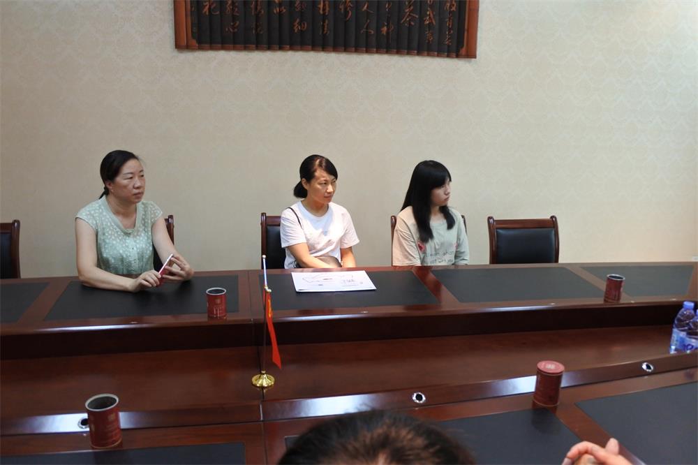 知識改變?nèi)说拿\(yùn)，公司職工子女考上大學(xué) 單位頒發(fā)助學(xué)金