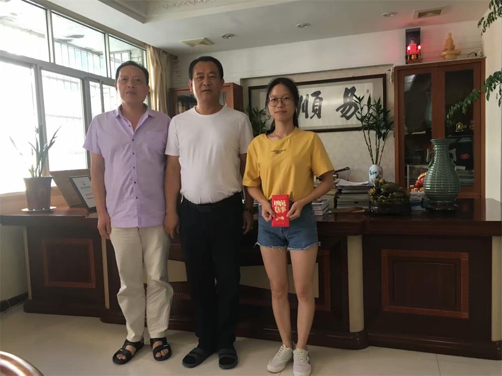 知識改變?nèi)说拿\(yùn)，公司職工子女考上大學(xué) 單位頒發(fā)助學(xué)金