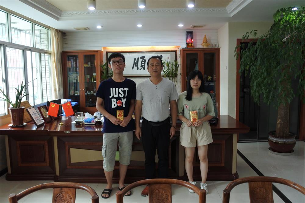 知識改變?nèi)说拿\(yùn)，公司職工子女考上大學(xué) 單位頒發(fā)助學(xué)金