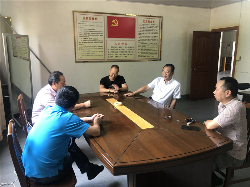 縣企聯(lián)會常務副會長、秘書長、松源商會會長李易順帶隊走訪企業(yè)