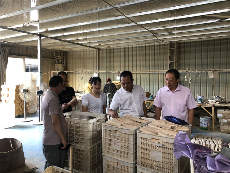 縣企聯(lián)會常務副會長、秘書長、松源商會會長李易順帶隊走訪企業(yè)