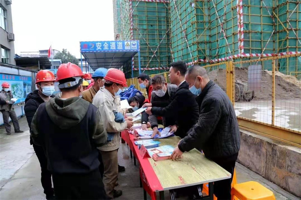 工農(nóng)路農(nóng)貿(mào)市場及安置房綜合體項(xiàng)目部攜手松溪縣總工會(huì)、司法局聯(lián)合開展農(nóng)民工公益法律服務(wù)行動(dòng)